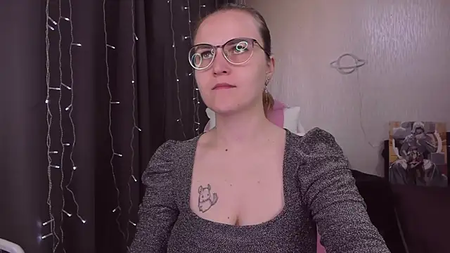 Snapshot of MissBrightShine chatting on 3, 10, 2025 MissBrightShine online show from 3, 10, 2025