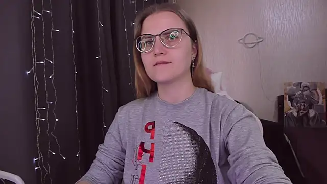 Snapshot of MissBrightShine chatting on 4, 10, 2025 MissBrightShine online show from 4, 10, 2025