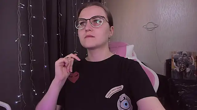 Snapshot of MissBrightShine chatting on 11, 10, 2025 MissBrightShine online show from 11, 10, 2025