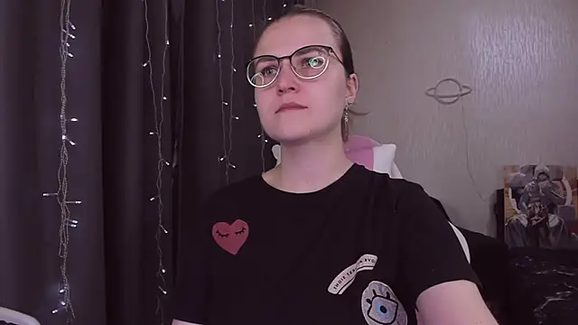 Snapshot of MissBrightShine chatting on 15, 10, 2025 MissBrightShine online show from 15, 10, 2025