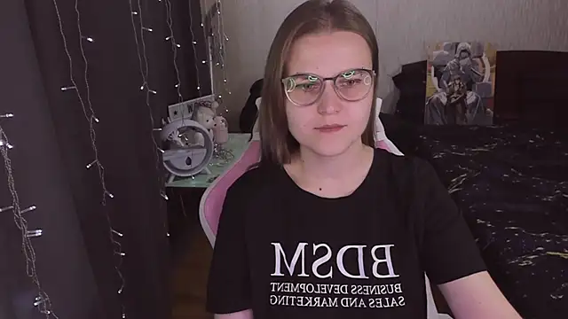 Snapshot of MissBrightShine chatting on 17, 10, 2025 MissBrightShine online show from 17, 10, 2025