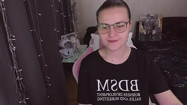 Snapshot of MissBrightShine chatting on 19, 10, 2025 MissBrightShine online show from 19, 10, 2025