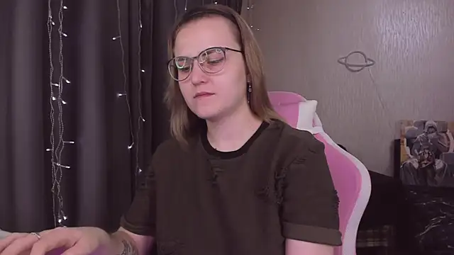 Snapshot of MissBrightShine chatting on 24, 10, 2025 MissBrightShine online show from 24, 10, 2025