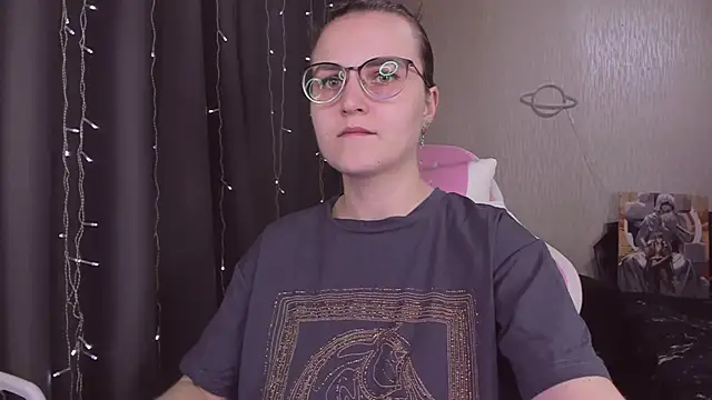 Snapshot of MissBrightShine chatting on 29, 10, 2025 MissBrightShine online show from 29, 10, 2025