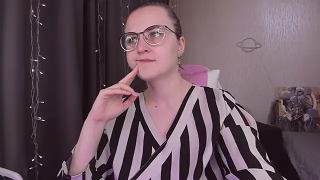 Snapshot of MissBrightShine chatting on 30, 10, 2025 MissBrightShine online show from 30, 10, 2025