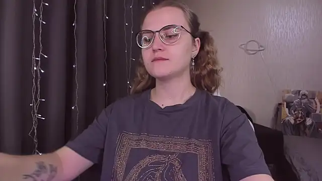 Snapshot of MissBrightShine chatting on 31, 10, 2025 MissBrightShine online show from 31, 10, 2025