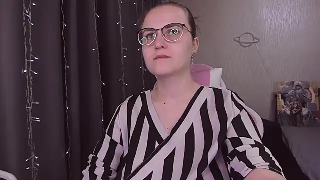 Snapshot of MissBrightShine chatting on 6, 11, 2025 MissBrightShine online show from 6, 11, 2025