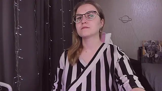 Snapshot of MissBrightShine chatting on 8, 11, 2025 MissBrightShine online show from 8, 11, 2025