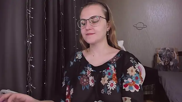 Snapshot of MissBrightShine chatting on 13, 11, 2025 MissBrightShine online show from 13, 11, 2025