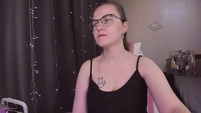 Snapshot of MissBrightShine chatting on 14, 11, 2025 MissBrightShine online show from 14, 11, 2025