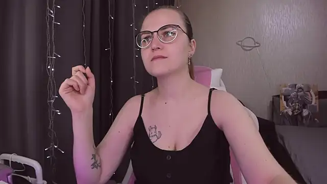 Snapshot of MissBrightShine chatting on 16, 11, 2025 MissBrightShine online show from 16, 11, 2025