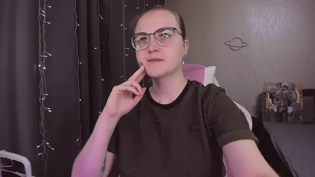 Snapshot of MissBrightShine chatting on 18, 11, 2025 MissBrightShine online show from 18, 11, 2025