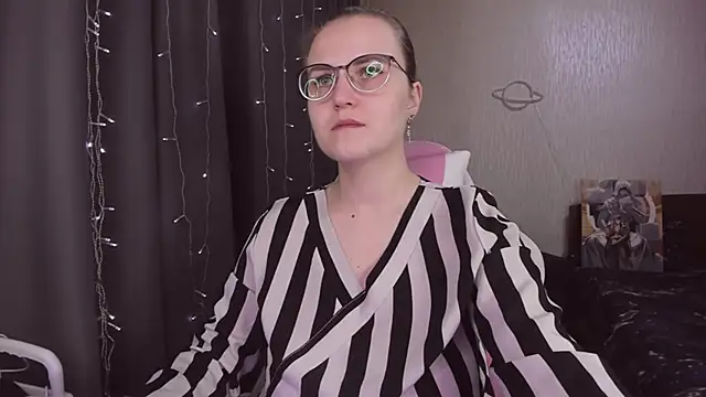 Snapshot of MissBrightShine chatting on 28, 11, 2025 MissBrightShine online show from 28, 11, 2025