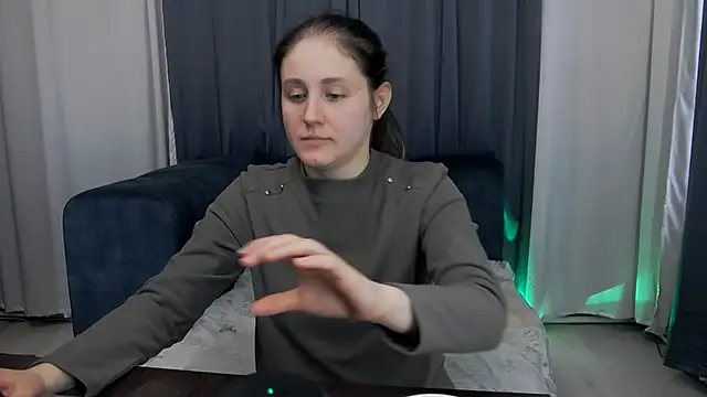 Holliy Cooper online show from 24, 4, 2026