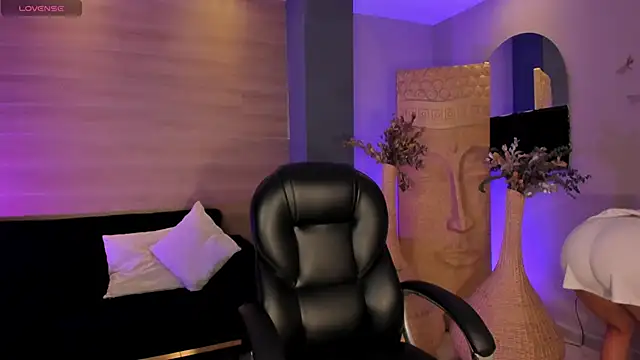 LizzHamilton   online show from 15, 12, 2025